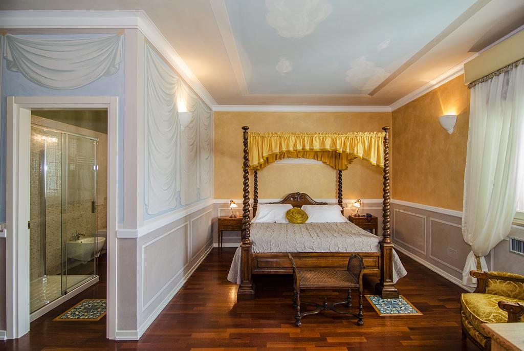 La Chandelle Massarosa Room photo