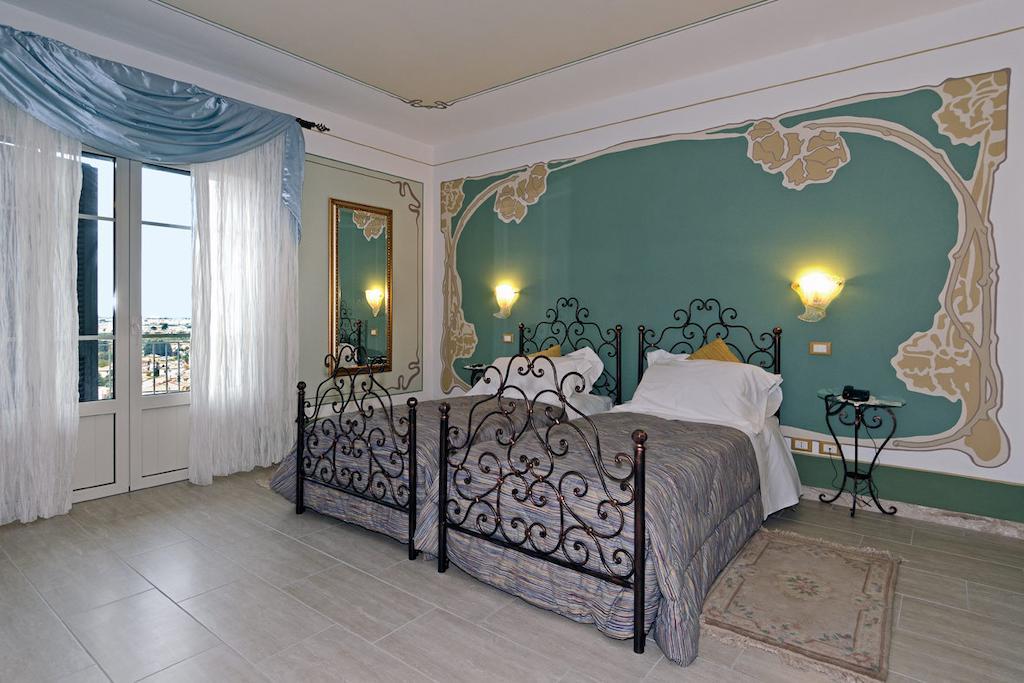 La Chandelle Massarosa Room photo